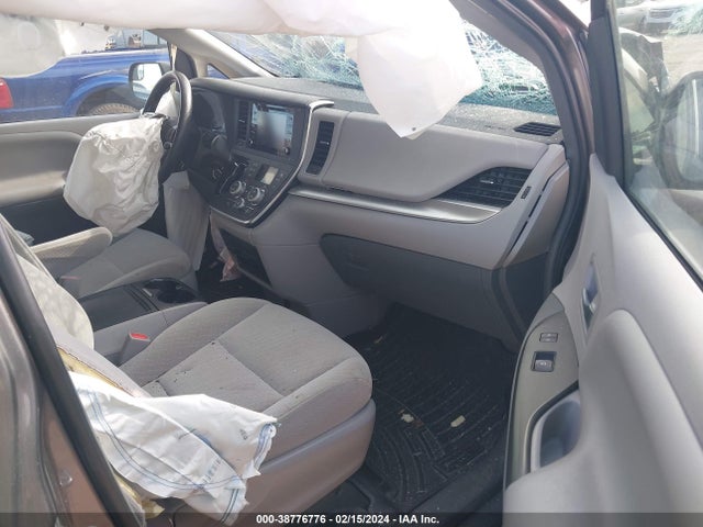 Toyota Sienna Le 8 Passenger 2018 5TDKZ3DC9JS918882 Image 5