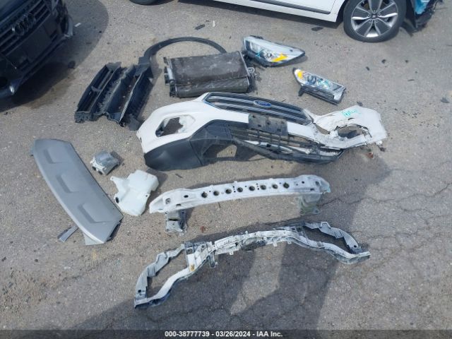 1FMCU9J90HUD28716 Ford Escape Titanium