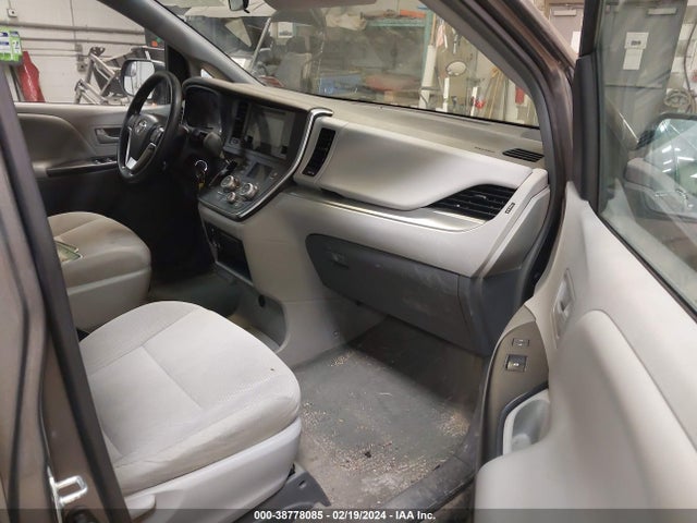 Toyota Sienna L 7 Passenger 2017 5TDZZ3DC1HS831681 Image 5