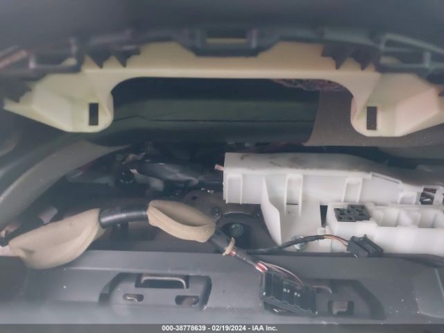 5YFBURHE8HP724246 Toyota COROLLA SE