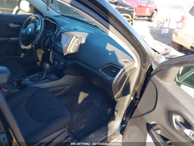 1C4PJLCB7KD376829 Jeep Cherokee Latitude Fwd