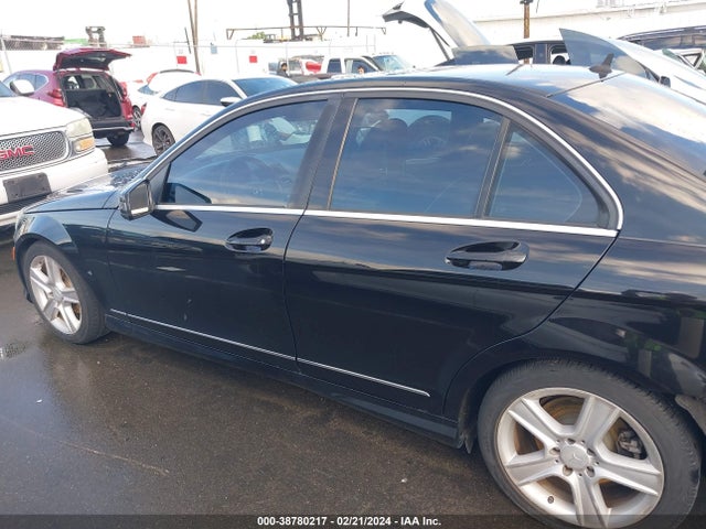 2010 MERCEDES-BENZ C 300 LUXURY/SPORT VIN: WDDGF5EB0AF468318