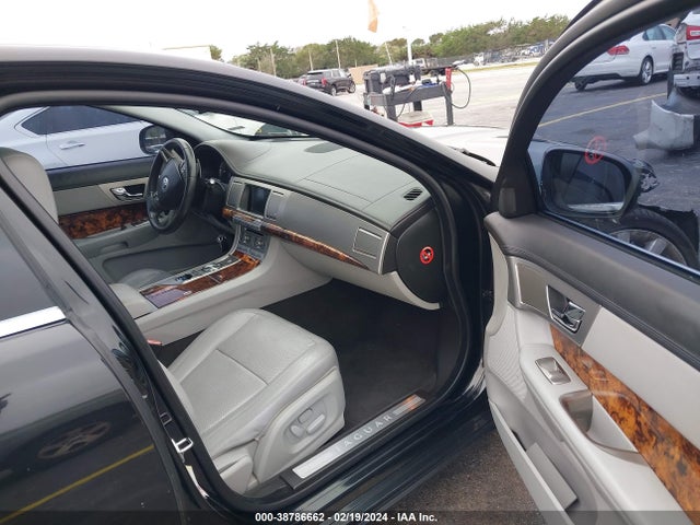 2010 JAGUAR XF SAJWA0GB0ALR77266 Photo 4