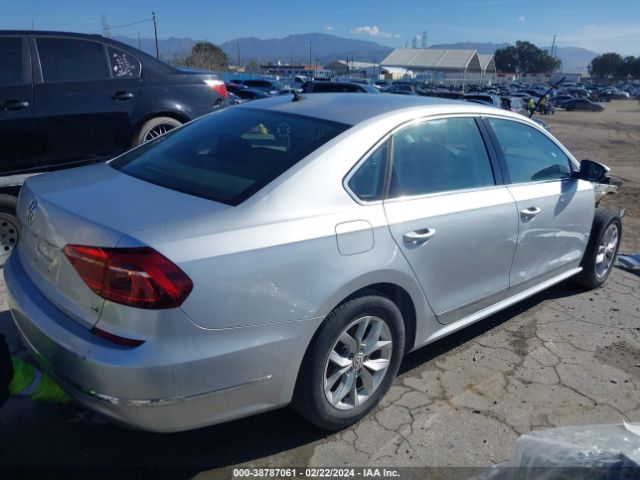 1VWAT7A38HC041898 Volkswagen Passat 1.8t S