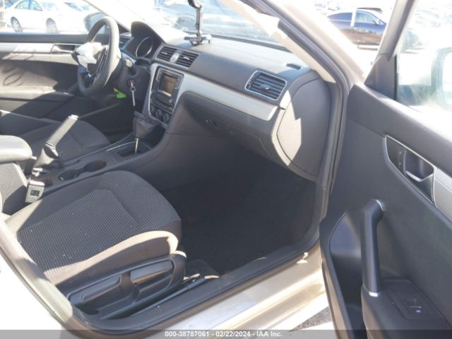 1VWAT7A38HC041898 Volkswagen Passat 1.8t S