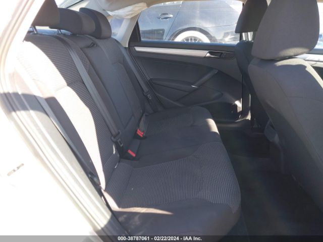1VWAT7A38HC041898 Volkswagen Passat 1.8t S