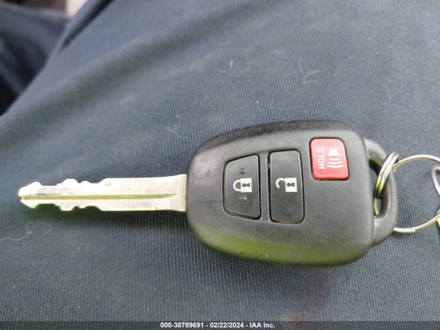 Toyota RAV4 LE 2015 JTMZFREV1FJ045644 Image 11