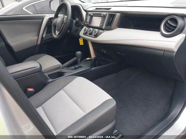 Toyota RAV4 LE 2015 JTMZFREV1FJ045644 Image 5