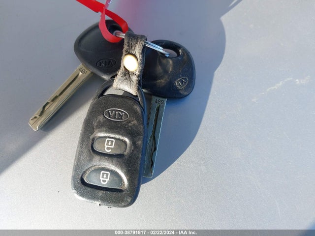 2011 KIA SORENTO LX V6 VIN: 5XYKTDA27BG137215