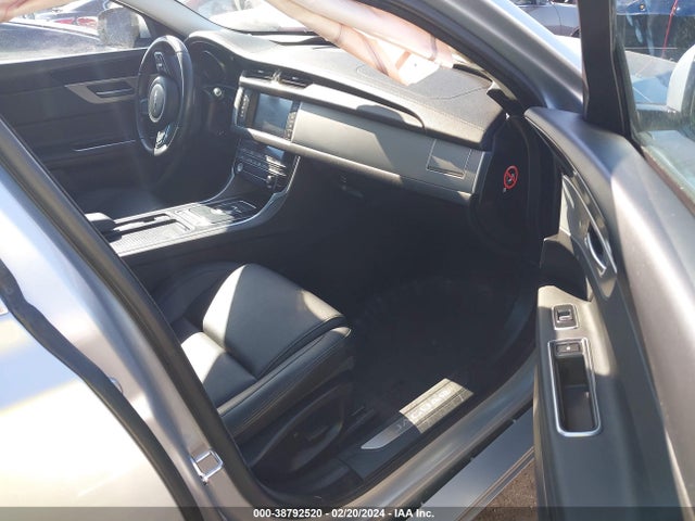 2017 JAGUAR XF SAJBR4BV2HCY33244 Photo 4