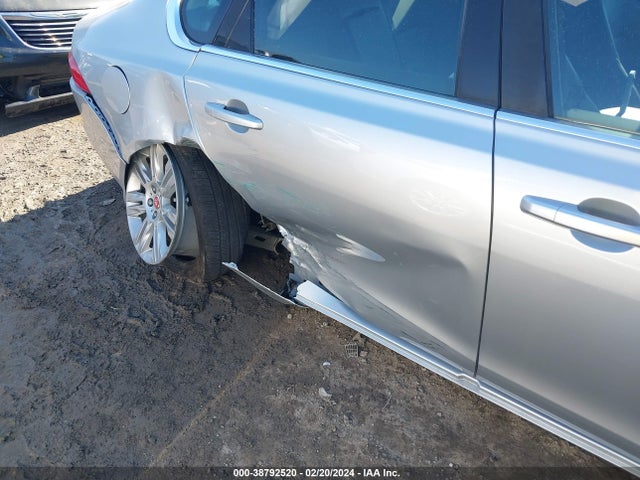 2017 JAGUAR XF SAJBR4BV2HCY33244 Photo 5