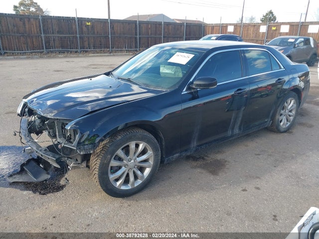 2C3CCARG7JH211465 Chrysler 300 Touring L Awd