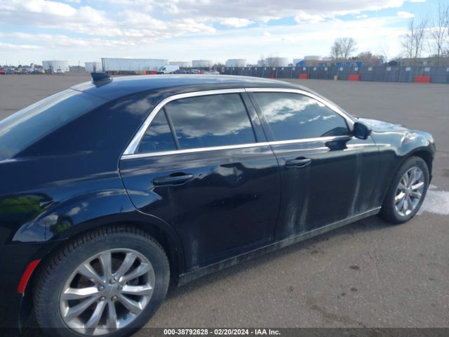 2C3CCARG7JH211465 Chrysler 300 Touring L Awd
