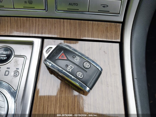 2011 JAGUAR XF SAJWA0HE7BMR94456 Photo 10