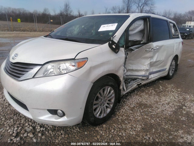 Toyota Sienna Xle 8 Passenger 2017 5TDYZ3DC7HS840106 Image 2
