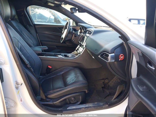 2018 JAGUAR XE SAJAF4FX8JCP23689 Photo 4