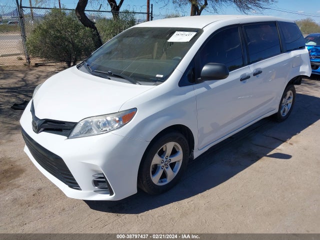 Toyota Sienna L 7 Passenger 2018 5TDZZ3DC6JS948937 Image 2