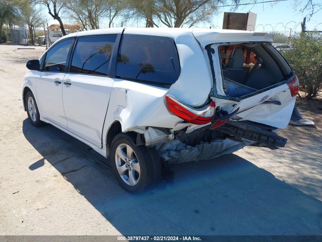Toyota Sienna L 7 Passenger 2018 5TDZZ3DC6JS948937 Image 3