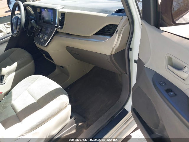Toyota Sienna L 7 Passenger 2018 5TDZZ3DC6JS948937 Image 5
