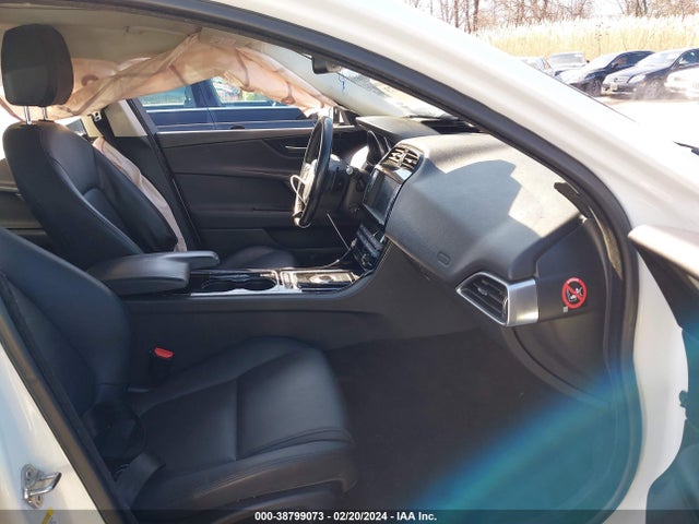 2017 JAGUAR XE SAJAS4BN7HCP12239 Photo 4