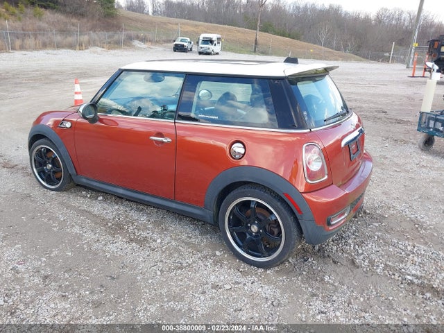 2011 MINI COOPER S WMWSV3C56BTY20360 Photo 2