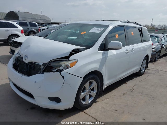 Toyota Sienna Le V6 8 Passenger 2014 5TDKK3DCXES430728 Image 2