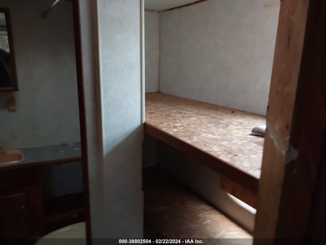 38802504 :رقم المزاد ، 1EC1G312912960371 vin ، 2000 Fleetwood Prowler مزاد بيع