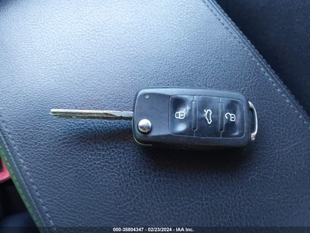 1VWAT7A32FC039366 Volkswagen Passat 1.8t S
