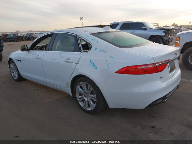 2016 JAGUAR XF SAJBD4BV2GCY08924 Photo 2