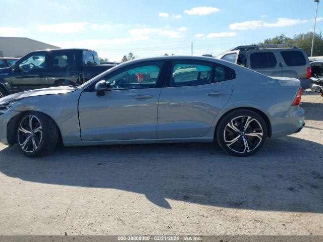 7JRL12FK9RG299721 Volvo S60 B5 Core Dark Theme