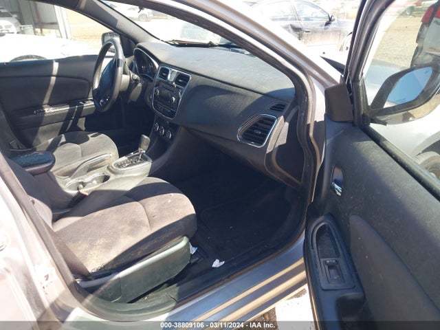 Chrysler 200 LX 2014 1C3CCBAB0EN211763 Image 5