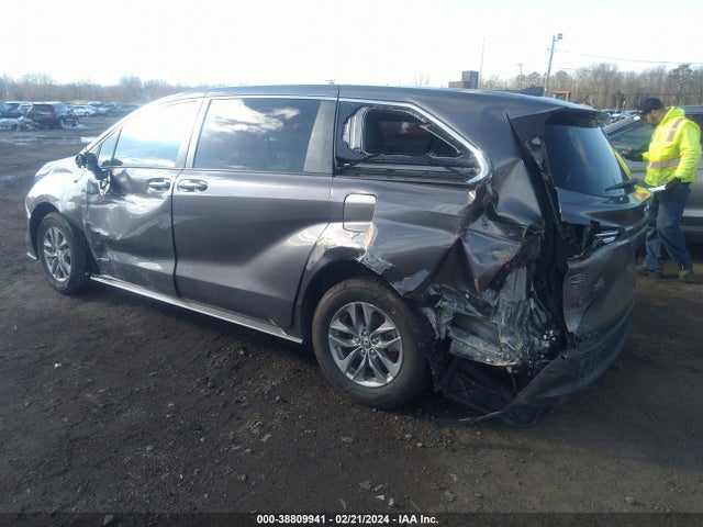 Toyota SIENNA LE 2021 5TDKRKEC4MS004410 Image 3