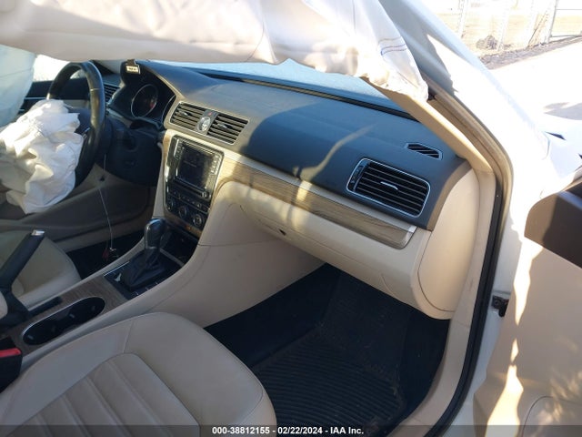 1VWCT7A33GC045123 Volkswagen Passat 1.8t Sel