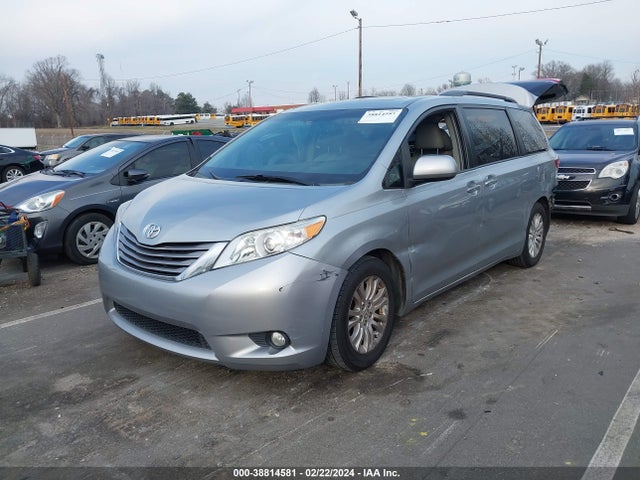 Toyota Sienna Xle 8 Passenger 2015 5TDYK3DC2FS623189 Image 2