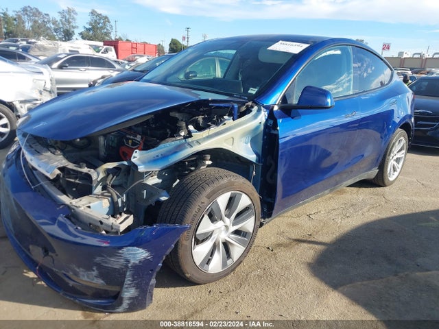 Tesla Model Y Long Range Dual Motor All-wheel Drive 2020 5YJYGDEE7LF025204 Image 2