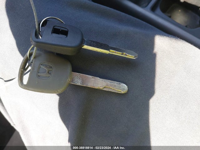 2010 HONDA CIVIC LX VIN: 19XFA1F52AE080619