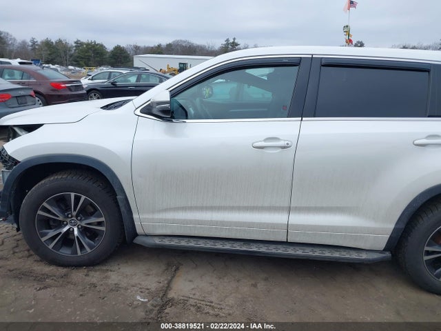 Toyota Highlander Le 2018 5TDBZRFH7JS811180 Image 14