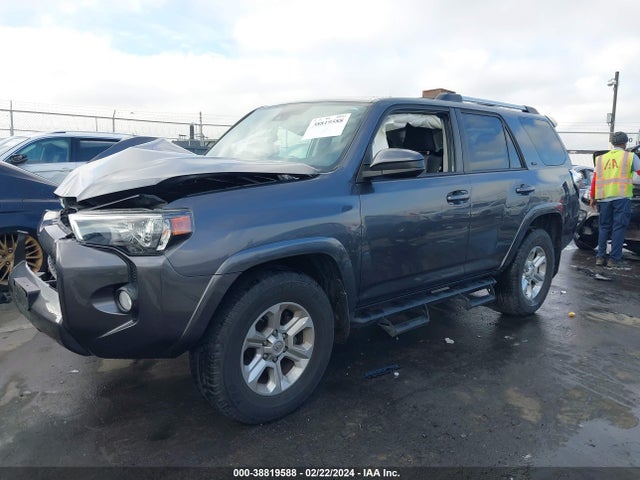 Toyota 4RUNNER SR5 2020 JTEZU5JRXL5225633 Image 2