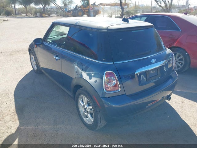 2011 MINI COOPER WMWSU3C50BT252898 Photo 2