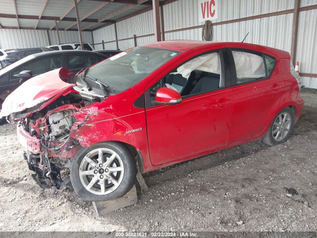 Toyota Prius C Three 2014 JTDKDTB31E1079749 Image 2