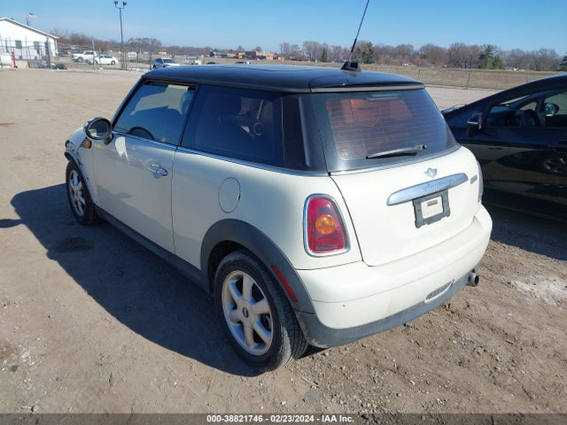 2010 MINI COOPER WMWMF3C53ATZ64615 Photo 2