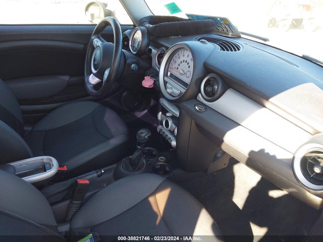 2010 MINI COOPER WMWMF3C53ATZ64615 Photo 4