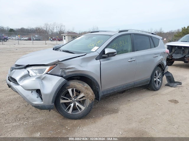 Toyota Rav4 Xle 2018 JTMRFREV0JD230341 Image 2