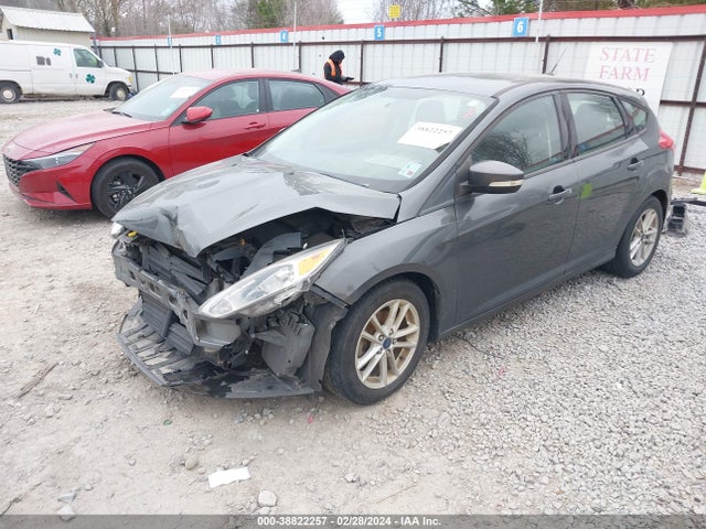 Ford FOCUS SE 2017 1FADP3K28HL216837 Image 2