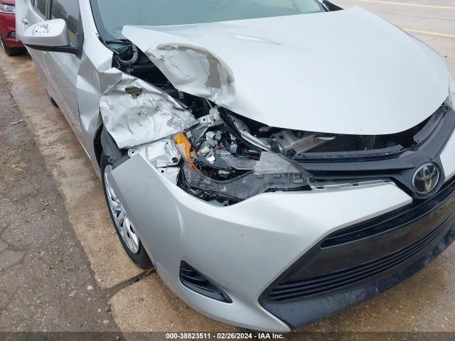 Toyota COROLLA LE 2018 5YFBURHE2JP809718 Image 18