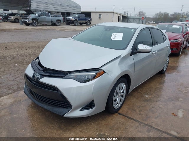 Toyota COROLLA LE 2018 5YFBURHE2JP809718 Image 2