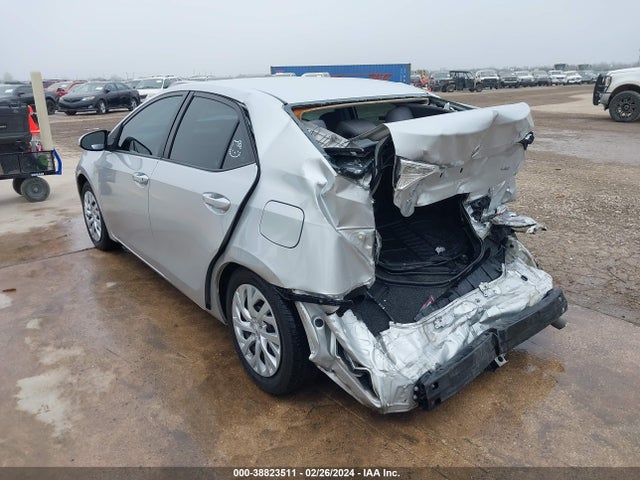 Toyota COROLLA LE 2018 5YFBURHE2JP809718 Image 3