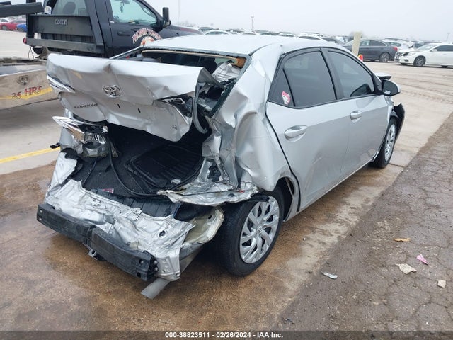 Toyota COROLLA LE 2018 5YFBURHE2JP809718 Image 4