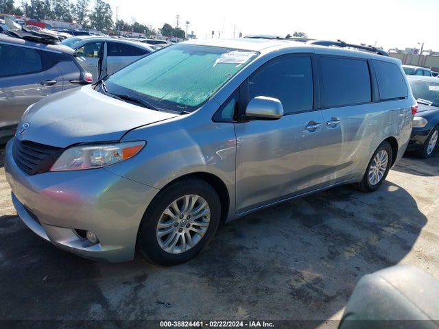 Toyota Sienna Xle 8 Passenger 2017 5TDYZ3DC7HS768050 Image 2