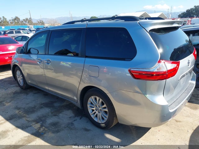 Toyota Sienna Xle 8 Passenger 2017 5TDYZ3DC7HS768050 Image 3
